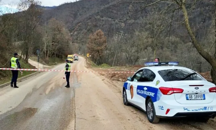 Bllokohet plotësisht aksi Librazhd-Pogradec, policia njoftim zyrtar: Lejohen vetëm mjetet e emergjencës