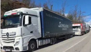 Bllokohet qarkullimi i kamionëve dhe autobusëve në hyrje të Librazhdit dhe në Hotolisht, krijohet trafik Fa