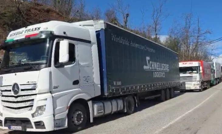 Bllokohet qarkullimi i kamionëve dhe autobusëve në hyrje të Librazhdit dhe në Hotolisht, krijohet trafik Fa