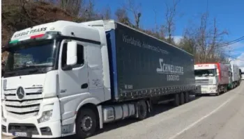 Bllokohet qarkullimi i kamionëve dhe autobusëve në hyrje të Librazhdit dhe në Hotolisht, krijohet trafik