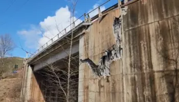 Bllokohet qarkullimi në aksin Librazhd-Prrenjas, shkak situata e krijuar nga rrëshqitjet te “Arrat e Gurrës”