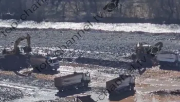 Bllokohet rruga drejt juglindjes/ Top Channel siguron pamjet, si u gërrye shtrati i lumit Shkumbin pak ditë më parë