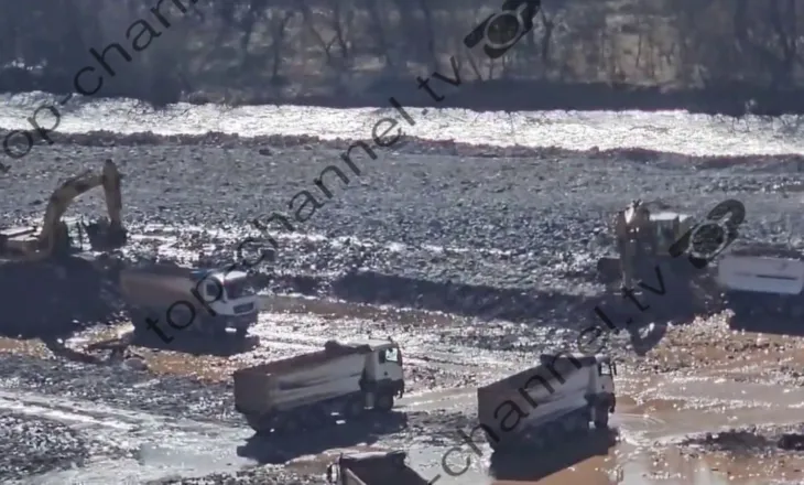 Bllokohet rruga drejt juglindjes/ Top Channel siguron pamjet, si u gërrye shtrati i lumit Shkumbin pak ditë më parë