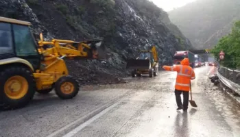 Bllokohet rruga në Librazhd, policia apel qytetarëve: Shmangni udhëtimin drejt Korçës ose anasjelltas