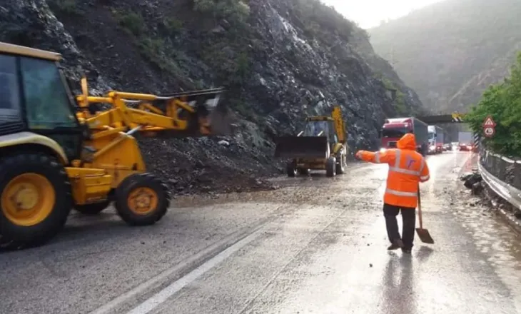 Bllokohet rruga në Librazhd, policia apel qytetarëve: Shmangni udhëtimin drejt Korçës ose anasjelltas