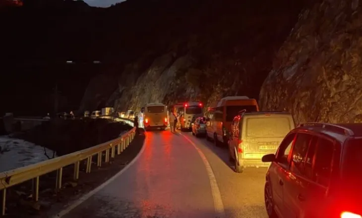 Bllokohet totalisht aksi rrugor Maliq-Moglicë-Gramsh, qindra qytetarë dhe fëmijë në radhë kilometrike makinash