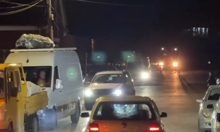 Bllokohet totalisht qarkullimi i mjeteve në aksin Librazhd-Përrenjas, Policia e Elbasanit: Nuk lejohet as kalimi i ambulancave dhe mjeteve zjarrfikëse