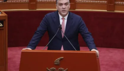 Blushi në Kuvend: Meta po trajtohet në mënyrë çnjerëzore në izolim