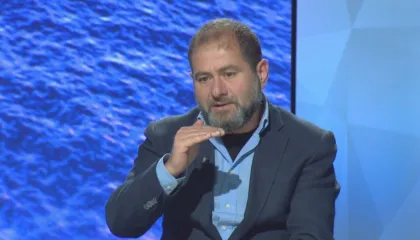 “Bordi i Paqes” është instrument propagande”, Shkullaku ironizon: Rama i mban gjallë me shiringën politike Taulantin