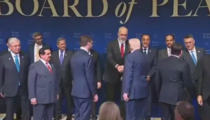 Bordi i Paqes, Trump shtrëngon duart me Ramën, nis mbledhja e parë