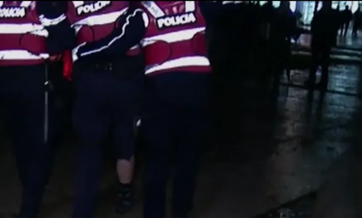 Breshëria e molotovëve në mes të kordonit të policisë, efektivët pësojnë djegie në trup