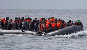 Britania dëmshpërblen emigrantët e La Manshit për telefonat e konfiskuar, 6,600 paund për secilin