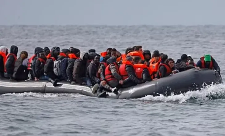 Britania dëmshpërblen emigrantët e La Manshit për telefonat e konfiskuar, 6,600 paund për secilin