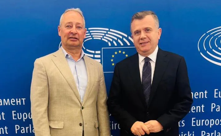 Bruksel, Balla me reporterin për Shqipërinë: Negociatat mbyllen në 2027, ritmi nuk ndalet