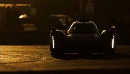 Cadillac prezanton dizajnin e makinës së re në një reklamë gjatë Super Bowl