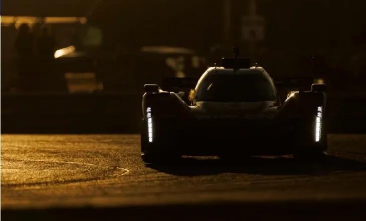 Cadillac prezanton dizajnin e makinës së re në një reklamë gjatë Super Bowl