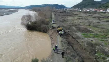 Çahet argjinatura e lumit Shkumbin nga rrëshqitjet në Elbasan, rrezikohet uji i pijshëm dhe 200 shtëpi