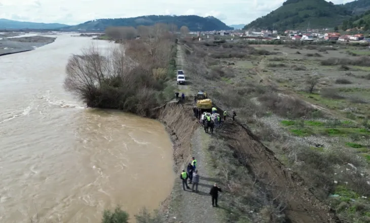 Çahet argjinatura e lumit Shkumbin nga rrëshqitjet në Elbasan, rrezikohet uji i pijshëm dhe 200 shtëpi