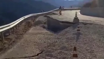 Çahet asfalti në aksin Skrapar-Përmet, u ndërtua nga ‘Salillari’, bllokohet hyrja e qytetit