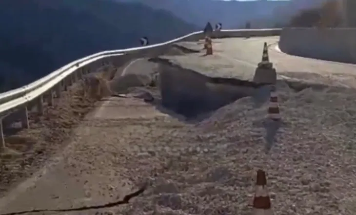 Çahet asfalti në aksin Skrapar-Përmet, u ndërtua nga ‘Salillari’, bllokohet hyrja e qytetit