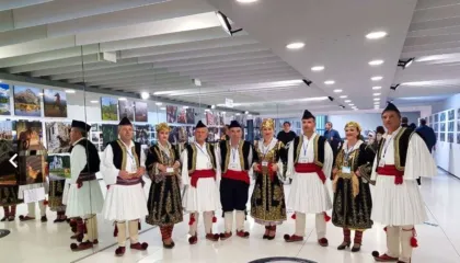 Ç’bën moj ti aty përposh, Laj fustanin e tim zot, herë me ujë, herë me lot (VIDEO)