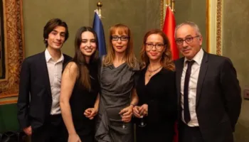 Ceremonia në nder të 90-vjetorit të lindjes së Ismail Kadaresë, e bija: Të ishe vajza e tij do të thotë të rriteshe mes fjalish të mbetura pezull