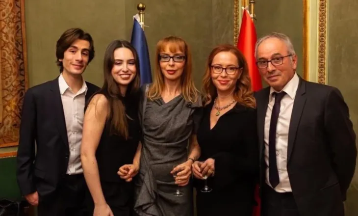 Ceremonia në nder të 90-vjetorit të lindjes së Ismail Kadaresë, e bija: Të ishe vajza e tij do të thotë të rriteshe mes fjalish të mbetura pezull