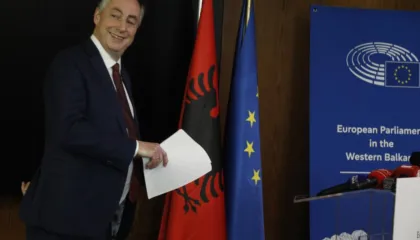 “Çështja e Ballukut test për Shqipërinë”, kreu i Komisionit të Jashtëm në PE: Nuk e takoj Berishën, protestat e dhunshme s’kanë vend në demokraci