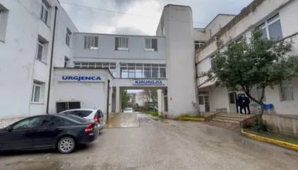 “Çfarë bie jashtë, futet brenda”, Korreshi për spitalin e Lushnjës: Mungojnë standardet minimale higjeno-sanitare