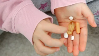 Çfarë duhet të bëj nëse fëmija im gëlltit disa nga ilaçet e mia?