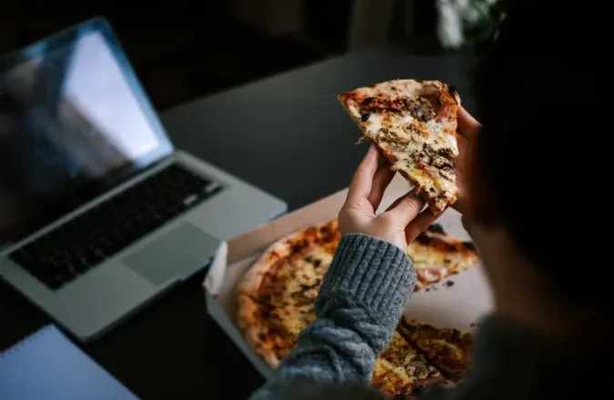 Çfarë duhet të dini nëse hani pas orës 20:00?