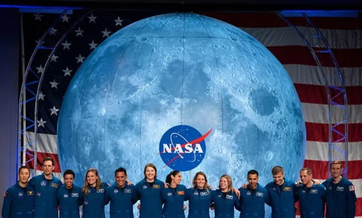 Çfarë kualifikimesh duhet të ketë një astronaut për misionin në Hënë ( Kërkesat e NASA-s)
