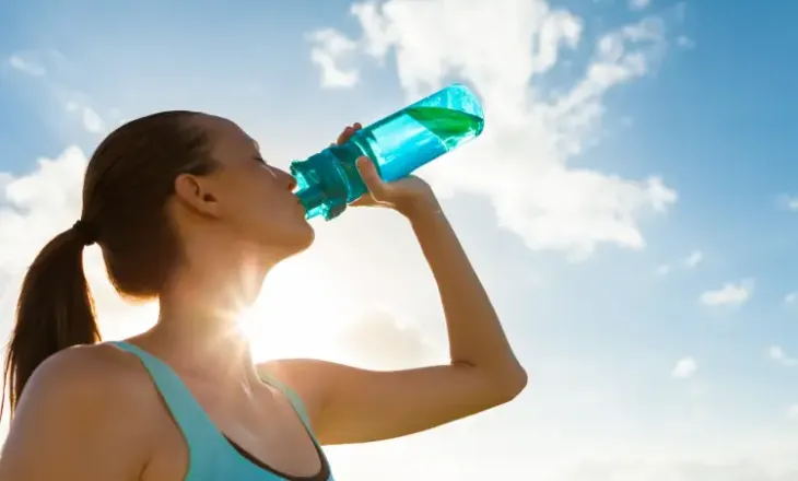 Çfarë ndodh me trupin kur nuk pimë mjaftueshëm ujë? Ja sa i nevojitet organizmit çdo ditë