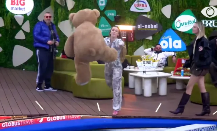 Çfarë ndodhi?! Juela i “flak” Brikenës arushin në pishinë