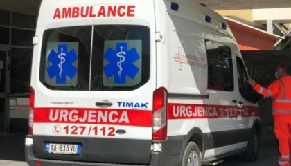 Çfarë ndodhi? Një i plagosur me mjet prerës paraqitet në një spital privat në Tiranë, detajet e para…