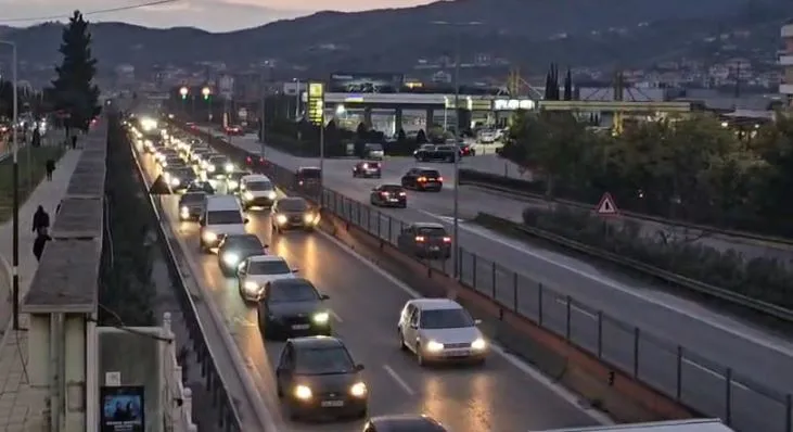 Çfarë po ndodh? Radhë kilometrike në autostradën Tiranë-Durrës