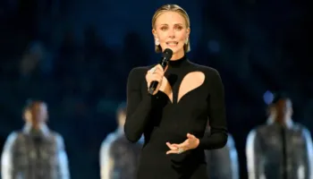 Charlize Theron shfaqet elegante në ceremoninë e hapjes së Lojërave Olimpike Dimërore, jep mesazh paqeje
