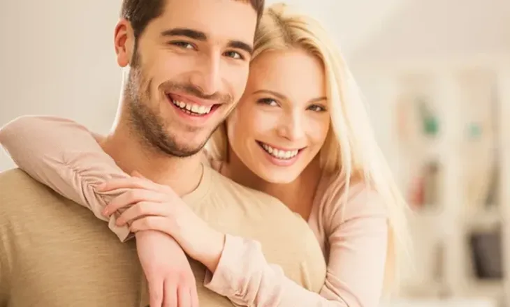 Çiftet e suksesshme bëjnë këto 2 gjëra kur grinden