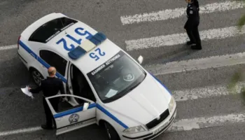 Çmenduri në Greqi/ I riu shqiptar rreh me shkop berberin dhe më pas i dëmton makinën, ja arsyeja