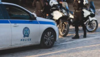 Çmenduri në Greqi/ I riu shqiptar rreh me shkop berberin