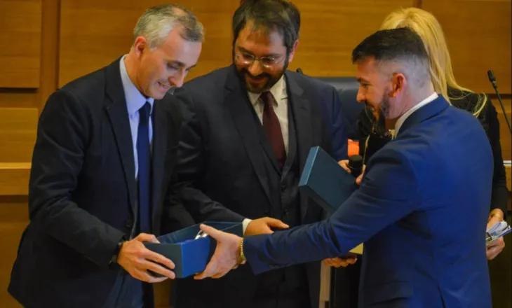 Çmimi “Fjala e Artë” bashkon Italinë, Shqipërinë dhe Emiratet. Nderohet zv. Ambasadori i EBA, Khalid Aljarman