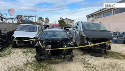 Çmontonin dhe shisnin pjesë automjetesh të kontrabanduara nga MB, sekuestrohen 68 makina, pranga pronarit