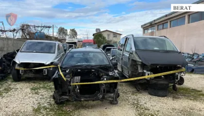 Çmontonin dhe shisnin pjesë makinash të kontrabanduara nga Britania, arrestohet 1 person, në kërkim bashkëpunëtori