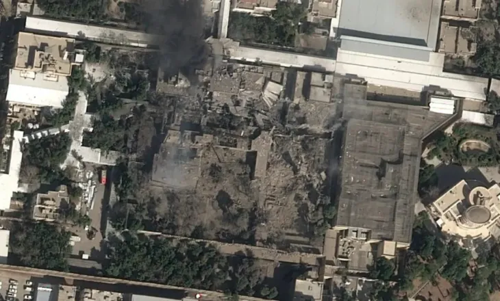 Dalin pamjet e shkatërrimit të kompleksit të Khameneit, ishte në shënjestër të sulmit amerikano-izraelit