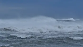 Dallgë deri në 6.5 metra! Ndalohet lundrimi për mjetet e vogla në Vlorë