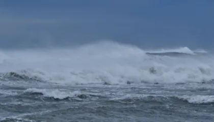 Dallgë deri në 6.5 metra! Ndalohet lundrimi për mjetet e vogla në Vlorë