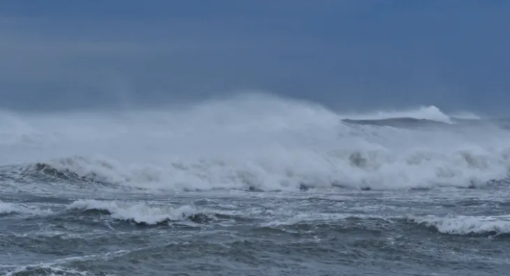 Dallgë deri në 6.5 metra! Ndalohet lundrimi për mjetet e vogla në Vlorë