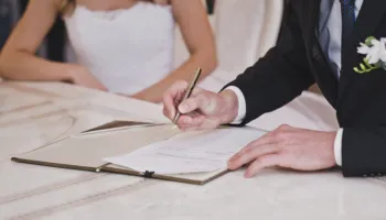 Dashuri me kushte, pse kontratat paramartesore po bëhen ‘plani B’ për çiftet shqiptare