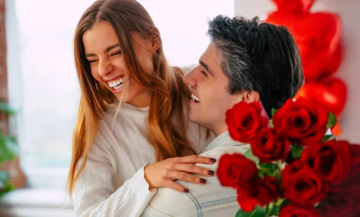 Dashuria, truri dhe algoritmet/ Çfarë po ndryshon në marrëdhëniet moderne, i afron apo largon njerëzit komunikimi seksual përmes mesazheve