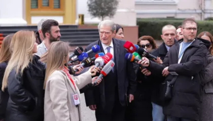 David McAllister takoi grupin e PD, por jo kreun e opozitës, Berisha: Unë prita koordinatorin, u ndriçua nga biseda